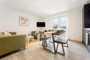 Spacious, newly renovated, three bedroom TOWN CENTRE duplex apartment with free parking, sleeps seven - Walking distance to beach